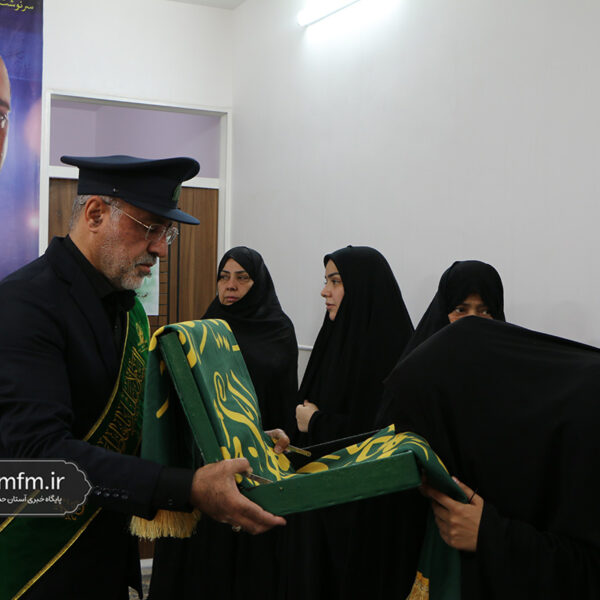 ادای احترام خادمان حرم حضرت فاطمه معصومه (س) به خانواده شهید اسدی