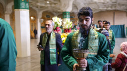 گل آرایی ضریح مطهر حضرت فاطمه معصومه (س) به مناسبت مبعث رسول اکرم(ص)