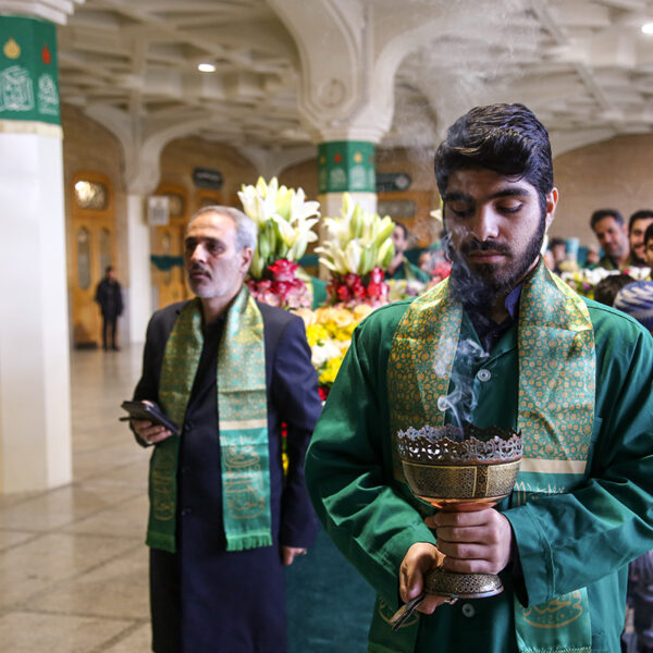 گل آرایی ضریح مطهر حضرت فاطمه معصومه (س) به مناسبت مبعث رسول اکرم(ص)