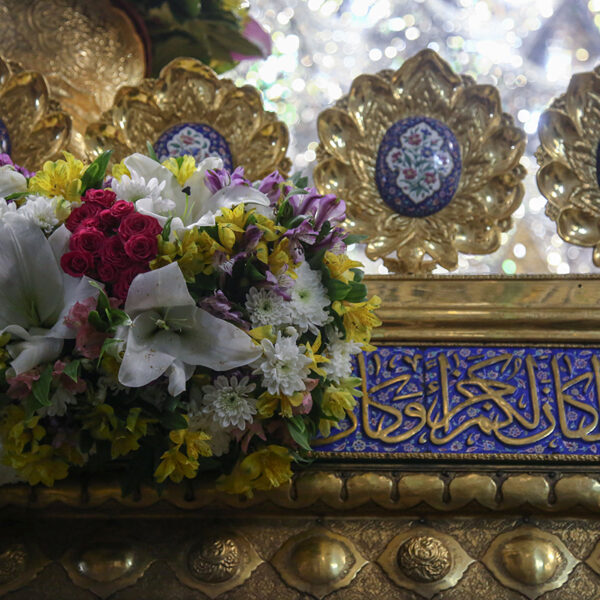 گل‌آرایی ضریح مطهر کریمه اهل‌بیت(س) به مناسبت عید سعید مبعث