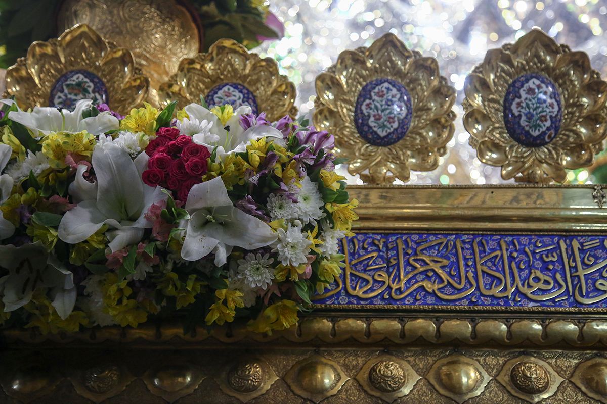 گل‌آرایی ضریح مطهر کریمه اهل‌بیت(س) به مناسبت عید سعید مبعث