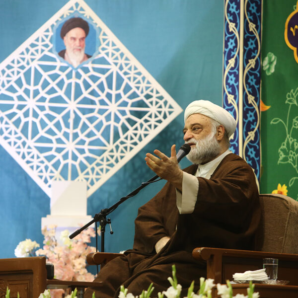 مسئولان با تمام وجود به مردم وفادار ایران خدمت کنند