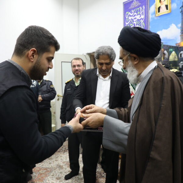 تقدیر جمعی از فرماندهان و خانواده شهدای فراجا توسط آیت‌الله سعیدی