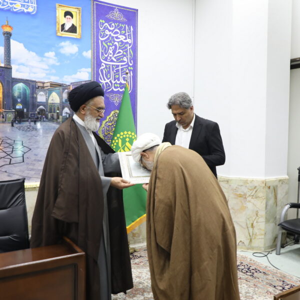 دبیر شورای عالی انقلاب فرهنگی خادم حرم مطهر بانوی کرامت شد