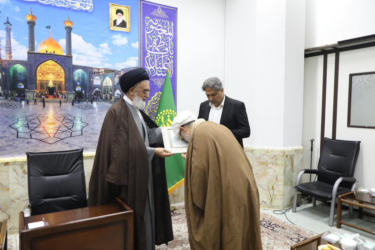 دبیر شورای عالی انقلاب فرهنگی خادم حرم مطهر بانوی کرامت شد