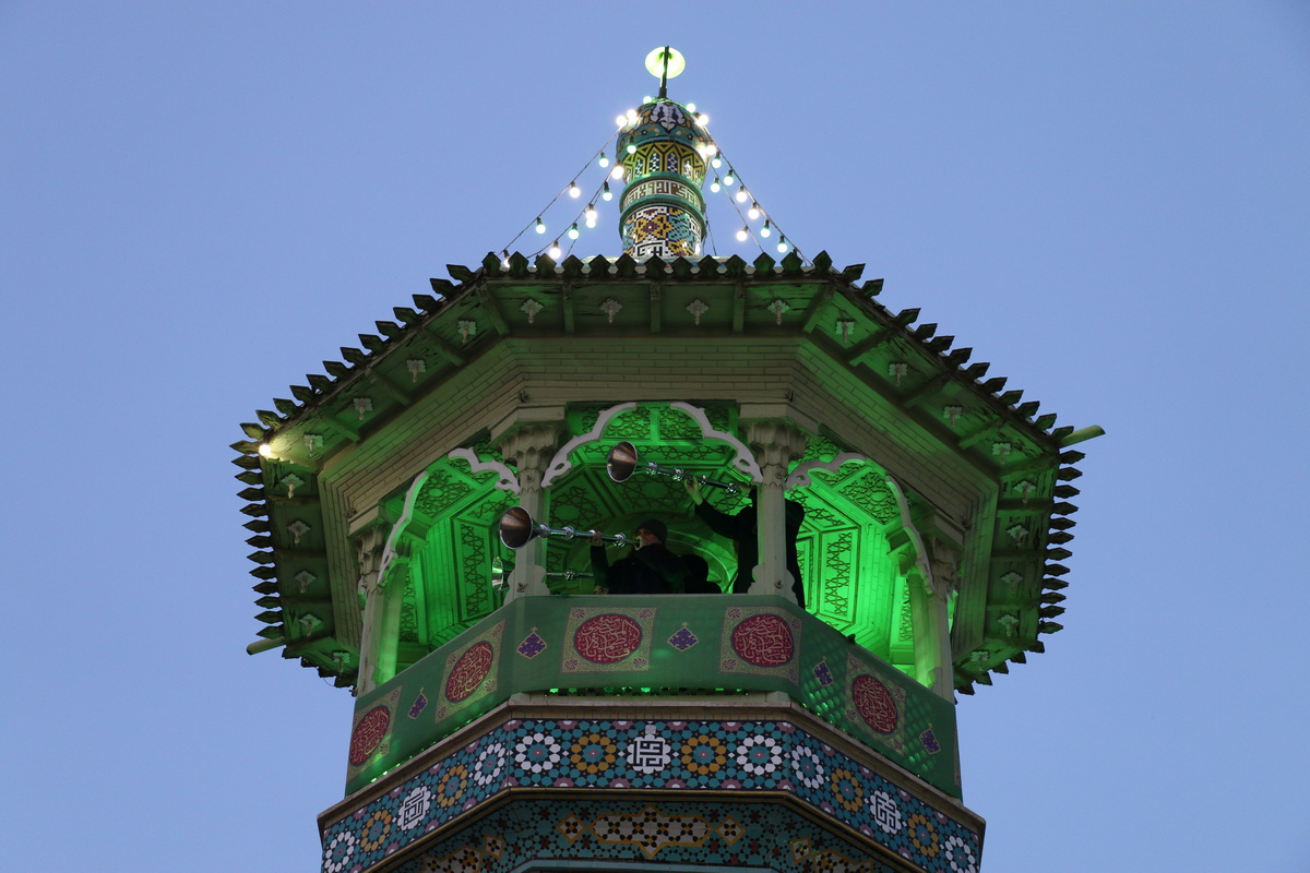 لحظات دلنشین نقاره نوازی غروب عید سعید مبعث در حرم بانوی کرامت