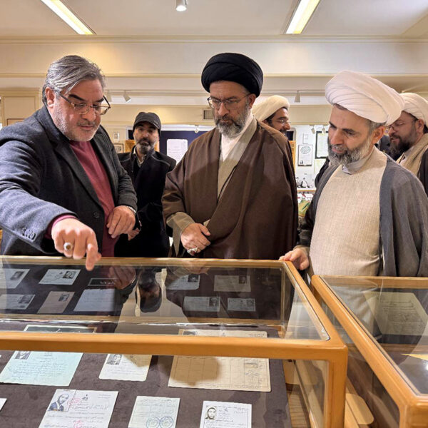 بازدید معاون فرهنگی حرم بانوی کرامت از مرکز اسناد حوزه و روحانیت مدرسه فیضیه قم