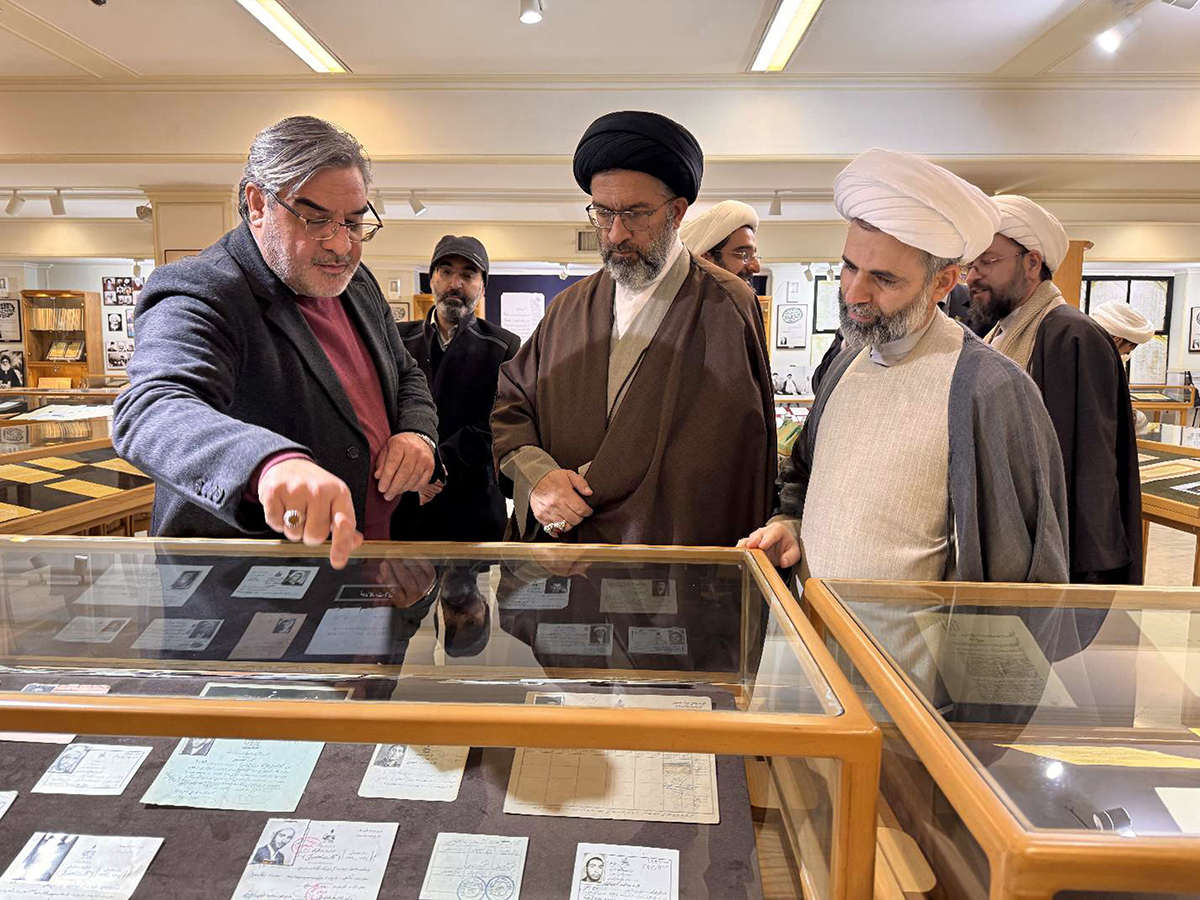 بازدید معاون فرهنگی حرم بانوی کرامت از مرکز اسناد حوزه و روحانیت مدرسه فیضیه قم