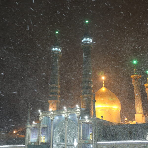 بارش اولین برف زمستان در حرم مطهر بانوی کرامت