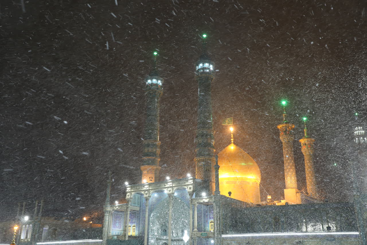 بارش اولین برف زمستان در حرم مطهر بانوی کرامت