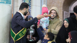 ادای احترام زائران حرم بانوی کرامت به ساحت مقدس قرآن کریم