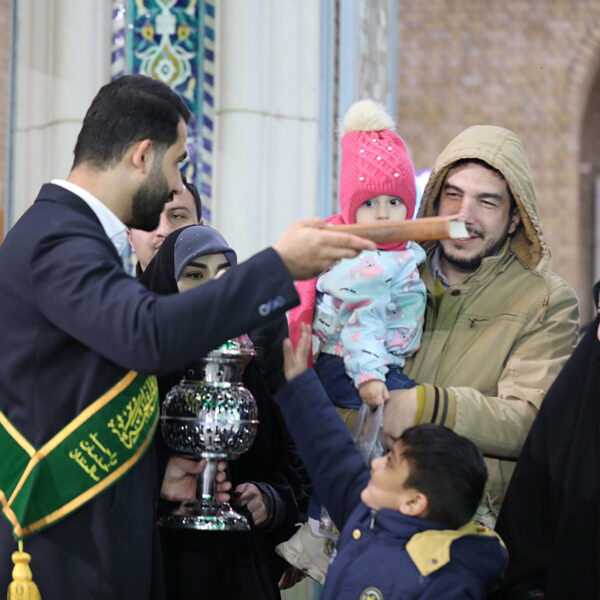 ادای احترام زائران حرم بانوی کرامت به ساحت مقدس قرآن کریم