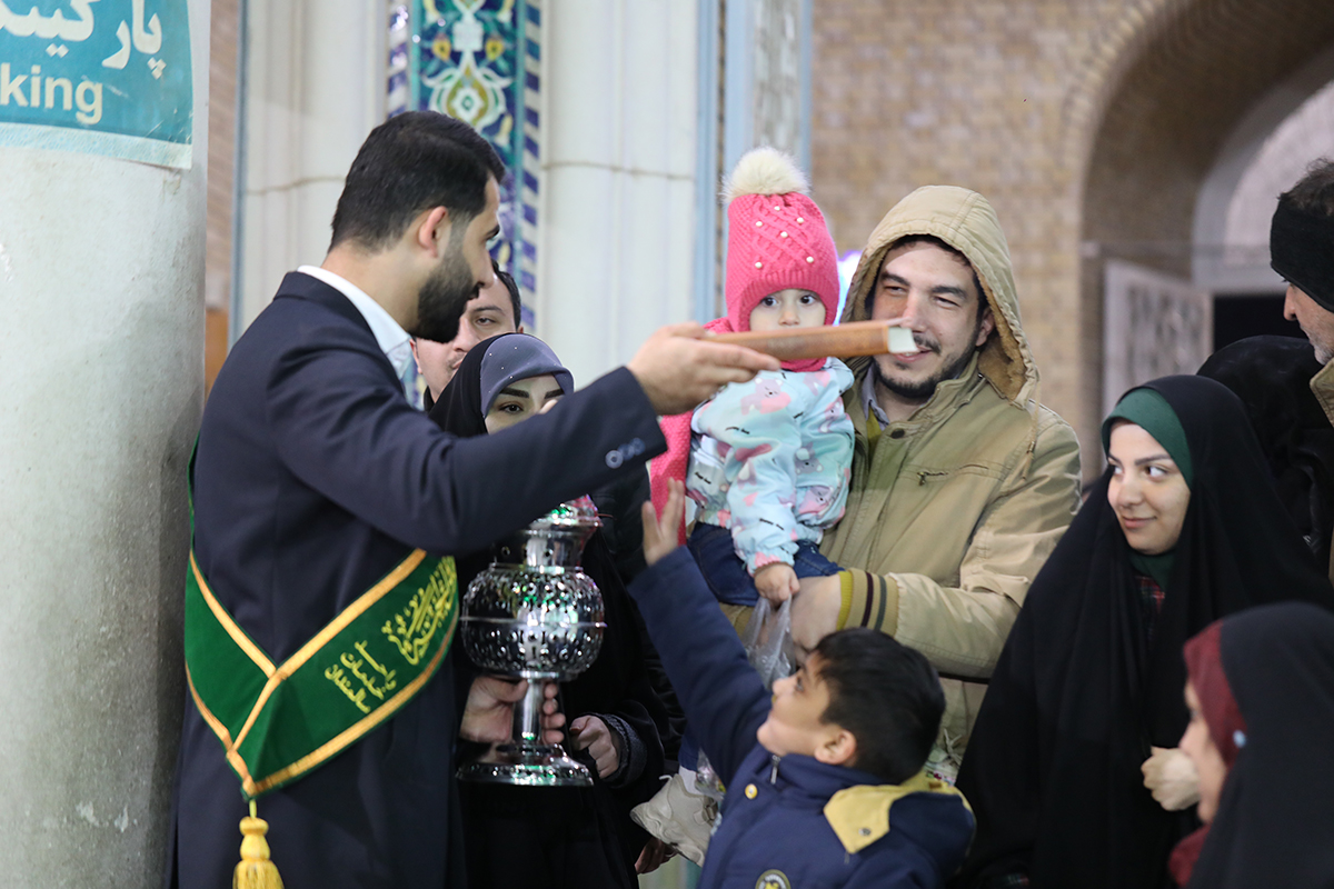 ادای احترام زائران حرم بانوی کرامت به ساحت مقدس قرآن کریم