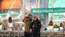 حس و حال زائران حرم فاطمی در شب میلاد علمدار کربلا