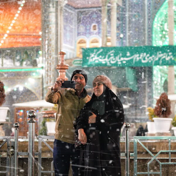 حس و حال زائران حرم فاطمی در شب میلاد علمدار کربلا