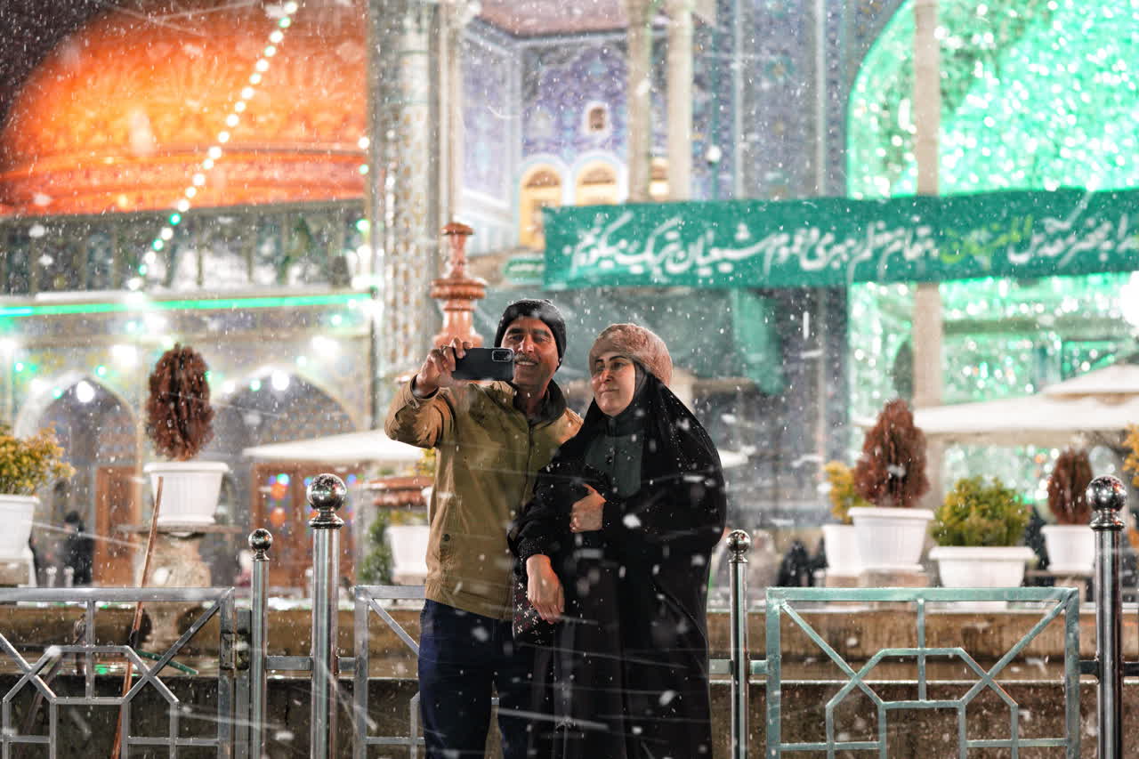 حس و حال زائران حرم فاطمی در شب میلاد علمدار کربلا