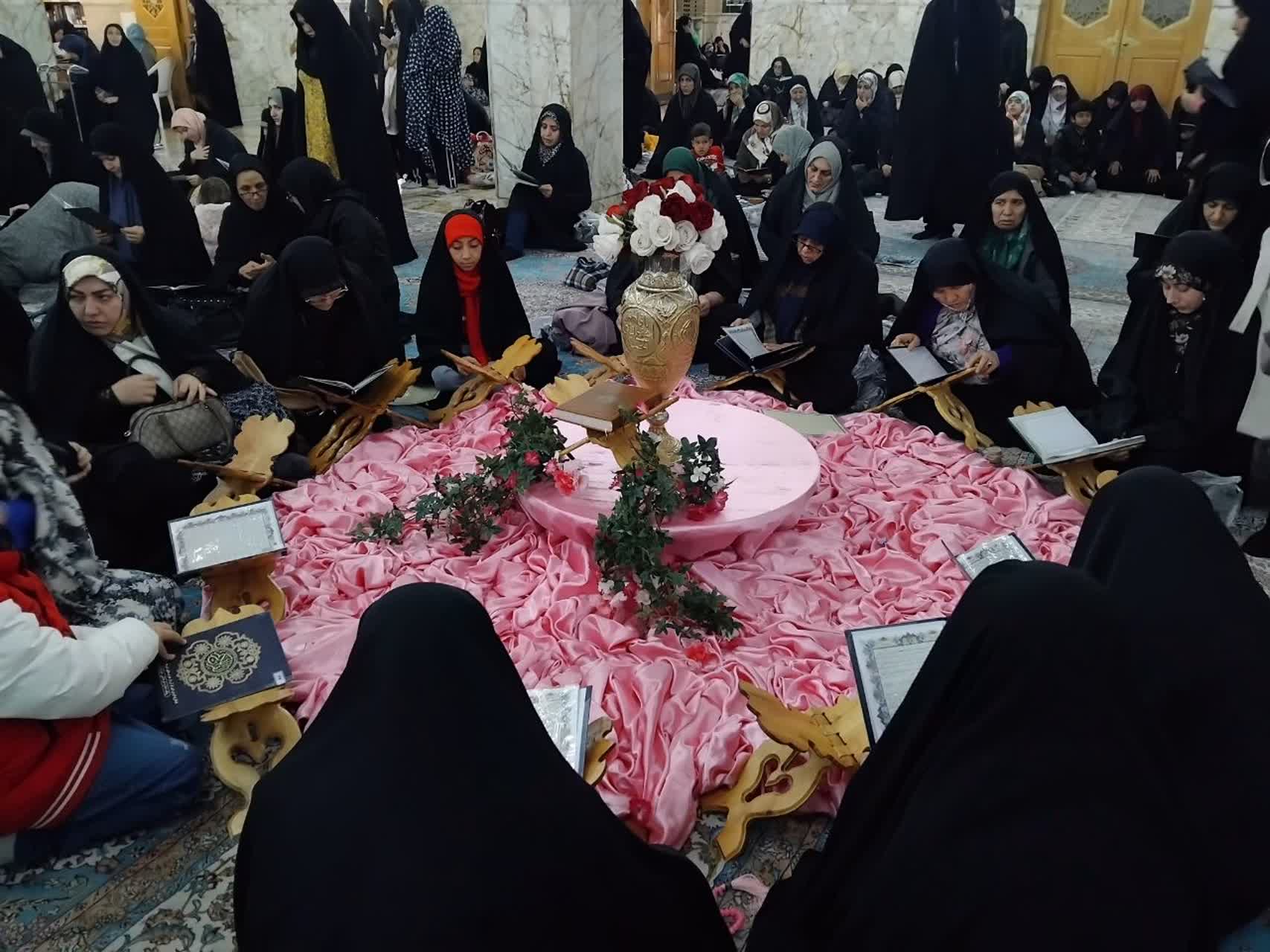 برگزاری آیین ختم ثقلین به نیت پیروزی جبهه مقاومت در حرم بانوی کرامت برگزاری آیین ختم ثقلین به نیت پیروزی جبهه مقاومت در حرم بانوی کرامت