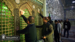 غبارروبی ضریح مطهر حضرت فاطمه معصومه(س) توسط مدیران خبرگزاری فارس