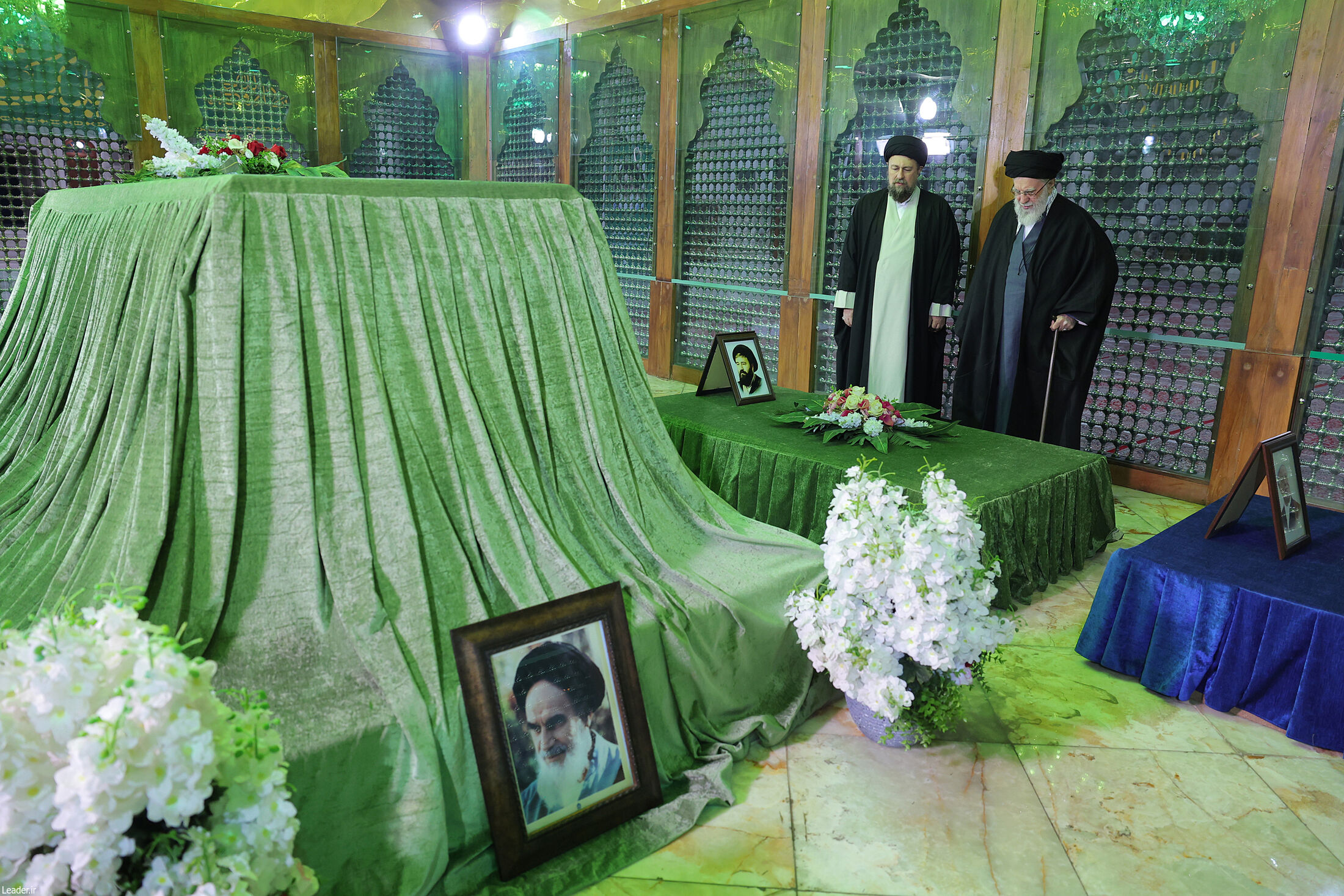 آغاز جشن‌های چهل‌وهفتمین سالگرد پیروزی انقلاب اسلامی با حضور حضرت آیت‌الله خامنه‌ای در حرم مطهر حضرت امام خمینی(ره)