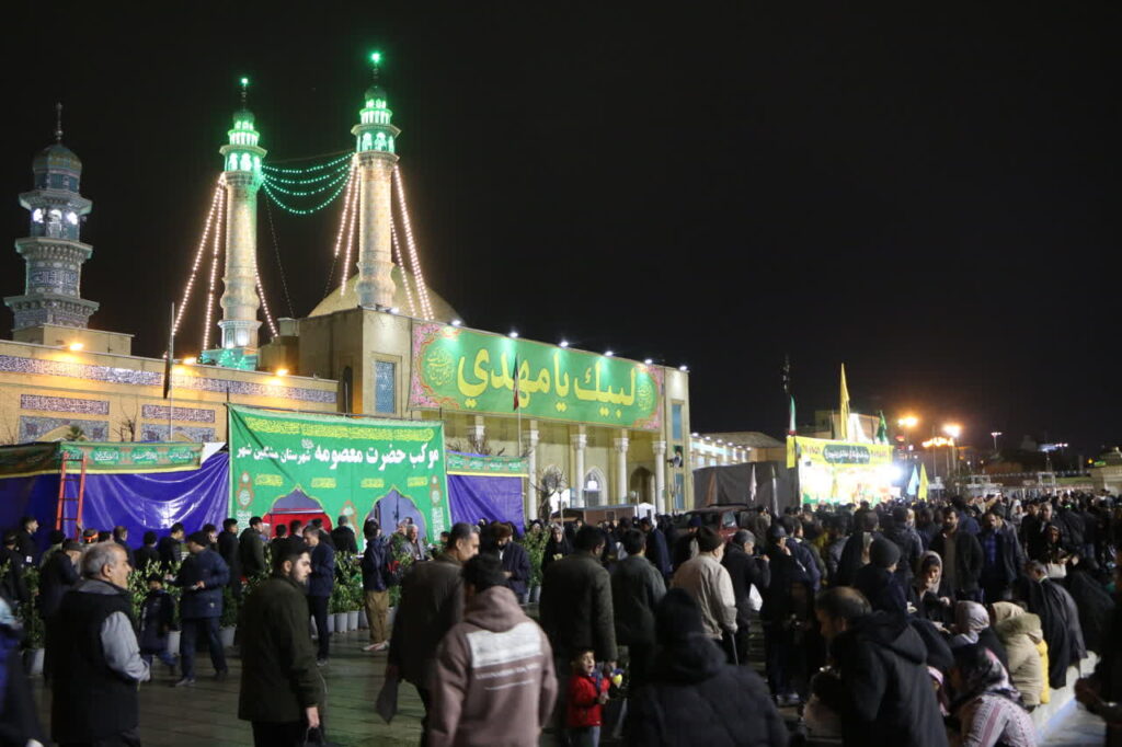 خدمت‌رسانی ایستگاه های صلواتی حرم بانوی کرامت در شب نیمه شعبان