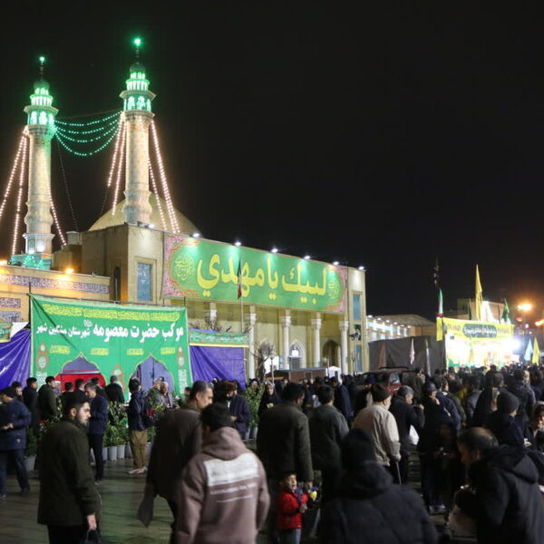 خدمت‌رسانی ایستگاه های صلواتی حرم بانوی کرامت در شب نیمه شعبان