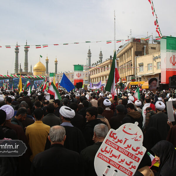 اجتماع پرشور راهپیمایی 22 بهمن شهر مقدس قم در جوار حرم بانوی کرامت