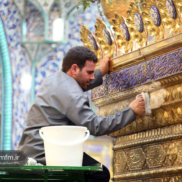 تنظیف تخصصی ضریح مطهر حرم بانوی کرامت در آستانه ماه مهمانی خدا
