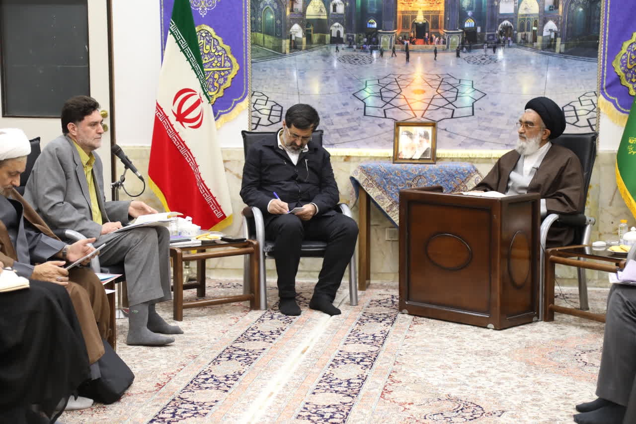 دشمن به دنبال ایجاد فاصله بین روحانیت و مردم است دشمن به دنبال ایجاد فاصله بین روحانیت و مردم است