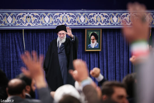 خامنه ای، خمینی دیگر است خامنه ای، خمینی دیگر است