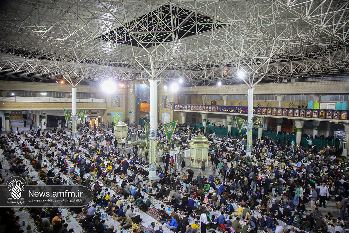 سفره افطاری حرم حضرت معصومه (س) در نخستین شب ماه مبارک رمضان
