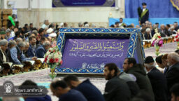 نصب آیات طرح «زندگی با آیه‌ها» در صحن‌ها و شبستان‌های حرم حضرت معصومه (س)