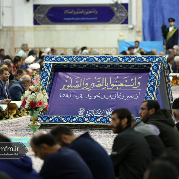 نصب آیات طرح «زندگی با آیه‌ها» در صحن‌ها و شبستان‌های حرم حضرت معصومه (س)