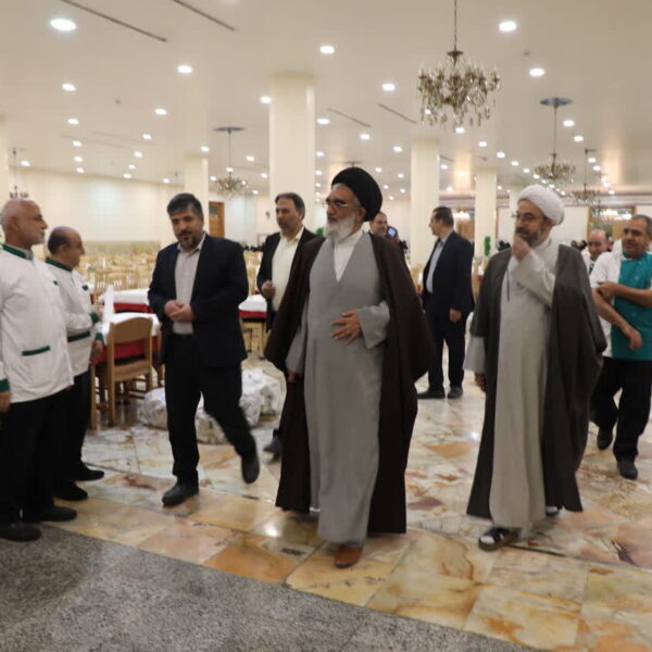 بازدید آیت‌الله سعیدی از روند آماده‌سازی افطاری حرم حضرت معصومه(س)