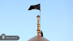 اهتزاز پرچم عزای ولی امر مسلمین جهان در حرم بانوی کرامت