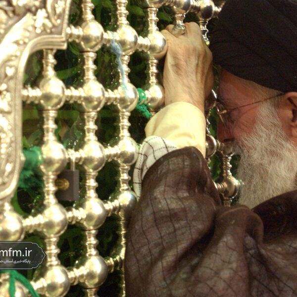 تصاویری از حضور و زیارت شهید آیت‌الله خامنه‌ای در حرم حضرت معصومه (س)