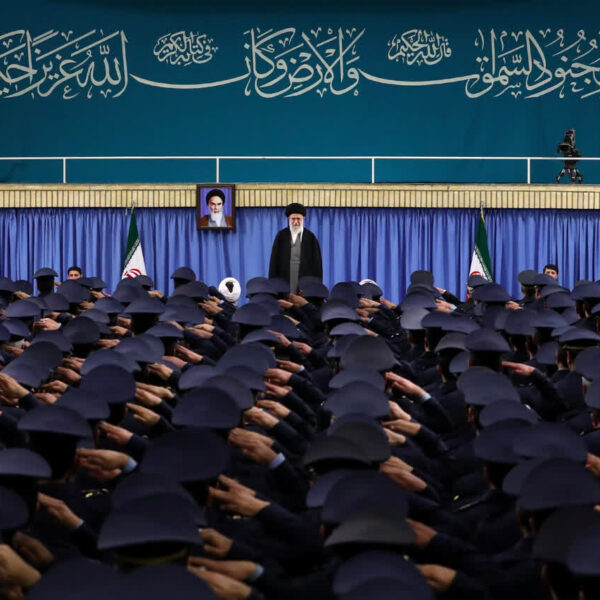 از صلح امام حسن(ع) تا جنگ با آمریکا؛ تأثیر خیانت یا وفاداری سرداران در تصمیم امام