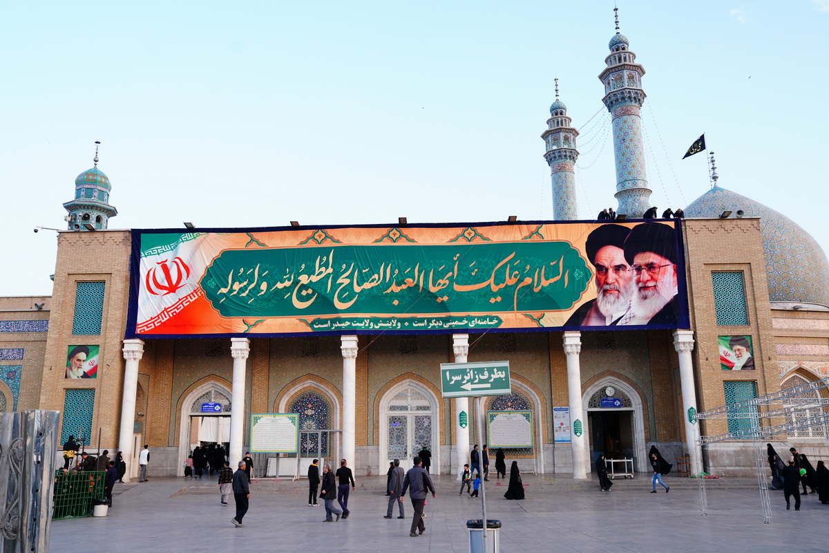 نصب کتیبه سلام بر امام شهید انقلاب در حرم بانوی کرامت