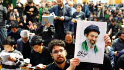حال‌وهوای زائران حرم بانوی کرامت در لحظه اعلام انتخاب سومین رهبر انقلاب