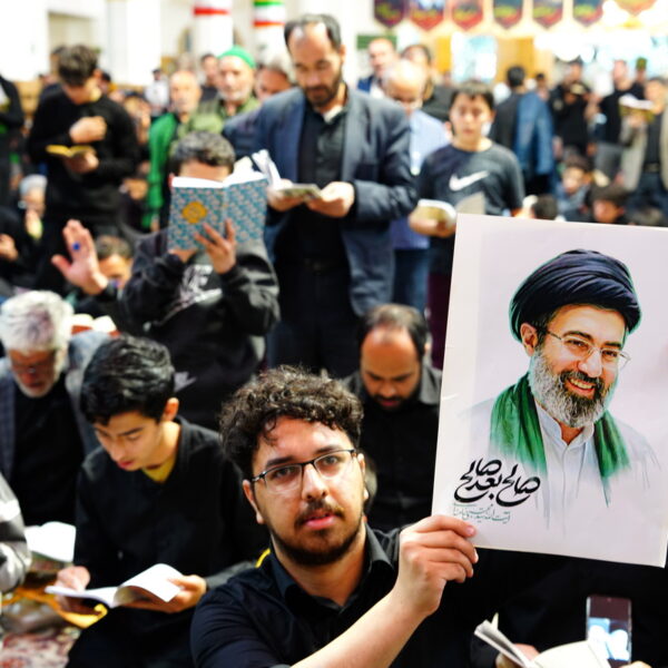 حال‌وهوای زائران حرم بانوی کرامت در لحظه اعلام انتخاب سومین رهبر انقلاب