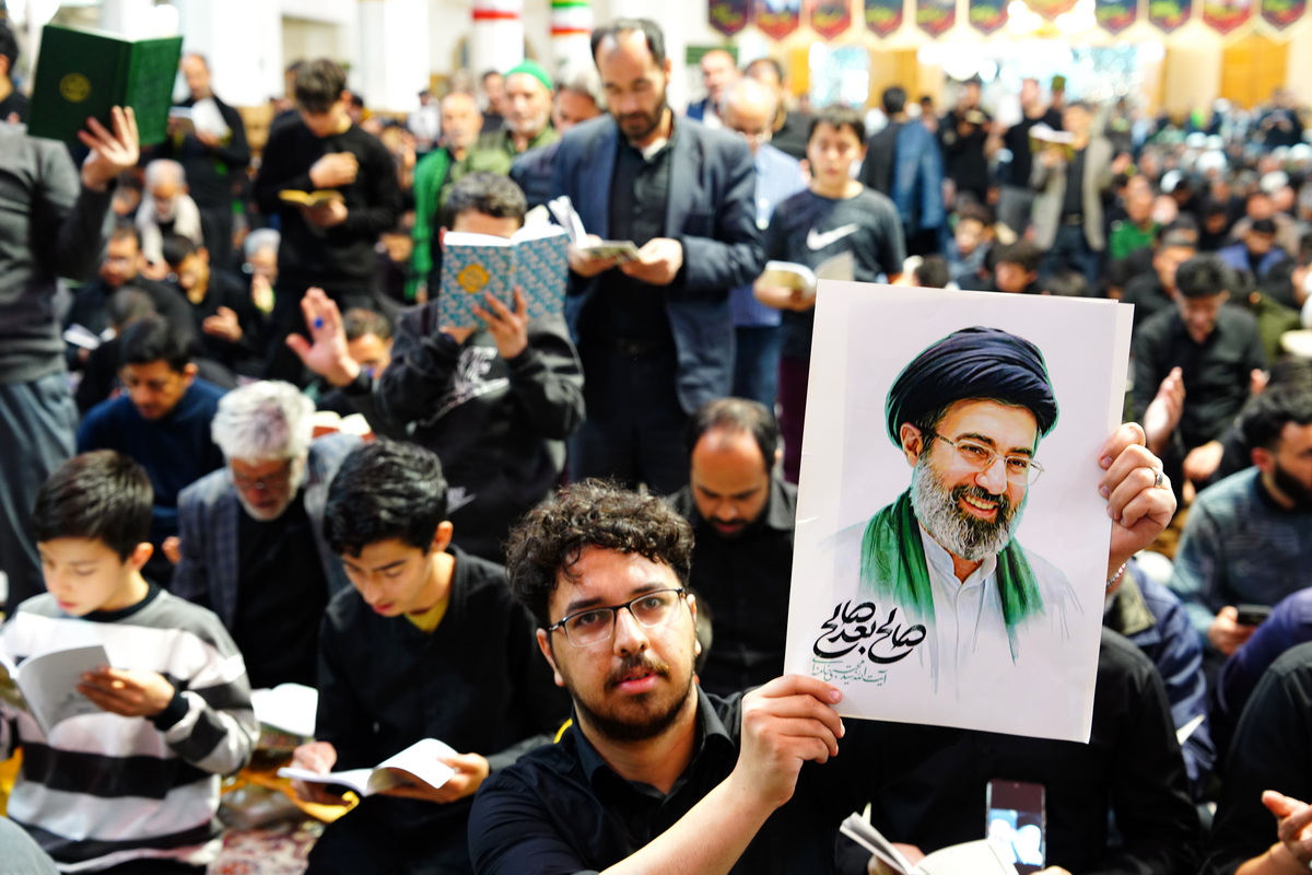 حال‌وهوای زائران حرم بانوی کرامت در لحظه اعلام انتخاب سومین رهبر انقلاب