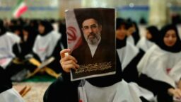 بیعت دختران نوجوان قمی با امام خامنه‌ای در حرم بانوی کرامت
