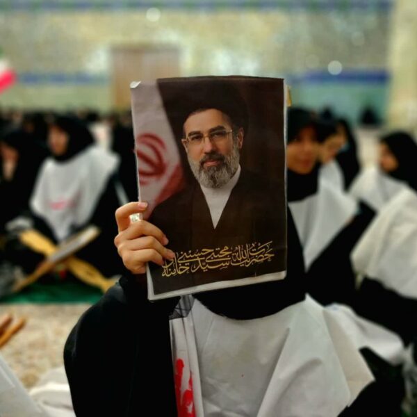 بیعت دختران نوجوان قمی با امام خامنه‌ای در حرم بانوی کرامت