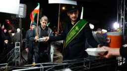 پذیرایی خادمان حرم بانوی کرامت از راهپیمایان در شب چهارشنبه آخر سال