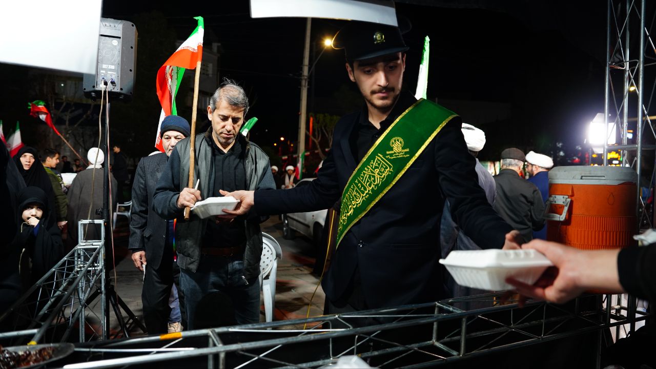 پذیرایی خادمان حرم بانوی کرامت از راهپیمایان در شب چهارشنبه آخر سال