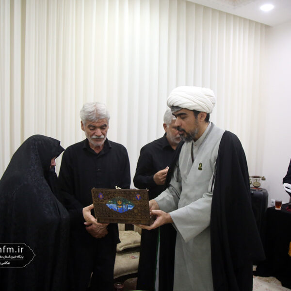 تکریم سه خانواده شهید جنگ تحمیلی رمضان توسط خادمان حرم بانوی کرامت