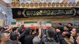 طواف پیکر دو شهید حملات آمریکایی صهیونی بر گرد ضریح مطهر بانوی کرامت