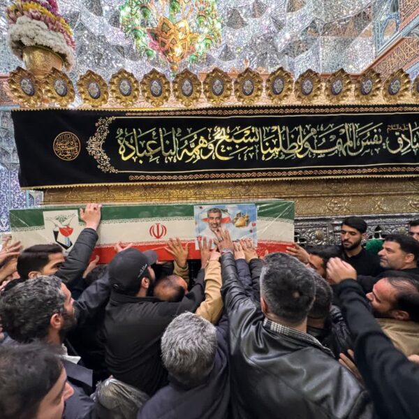 طواف پیکر دو شهید حملات آمریکایی صهیونی بر گرد ضریح مطهر بانوی کرامت