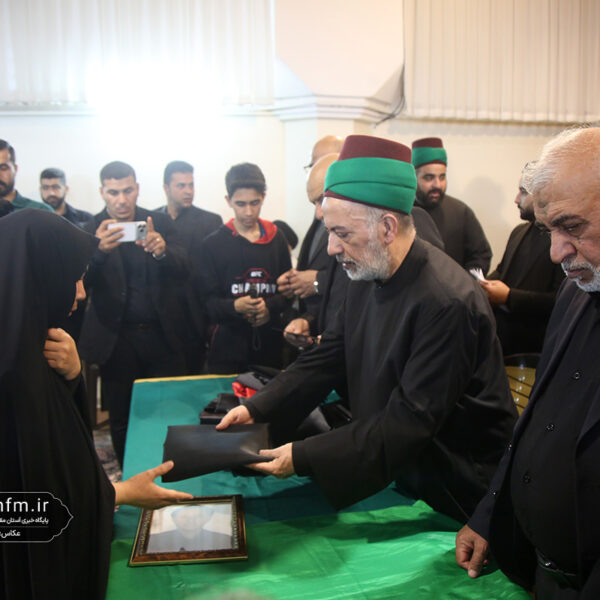 تکریم خانواده شهدای استان قم با حضور خادمان حرم امام حسین(ع)
