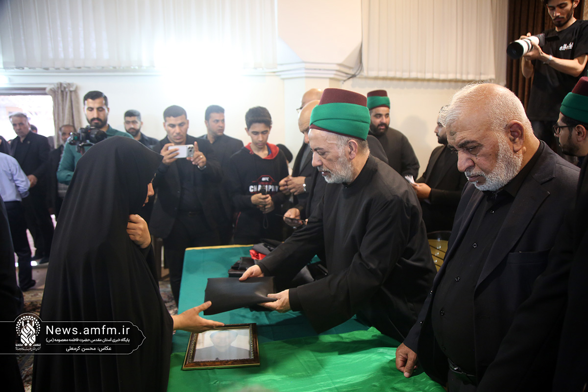 تکریم خانواده شهدای استان قم با حضور خادمان حرم امام حسین(ع)