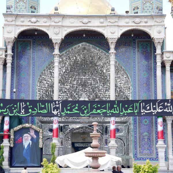 حرم بانوی کرامت در سوگ شهادت امام صادق(ع) سیاه‌پوش شد